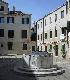 Un campo come tanti a Venezia.
Ma quante storie si possono leggere
tra pietre all'apparenza insignificanti